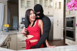 Địt vào lồn cô con dâu dâm đãng